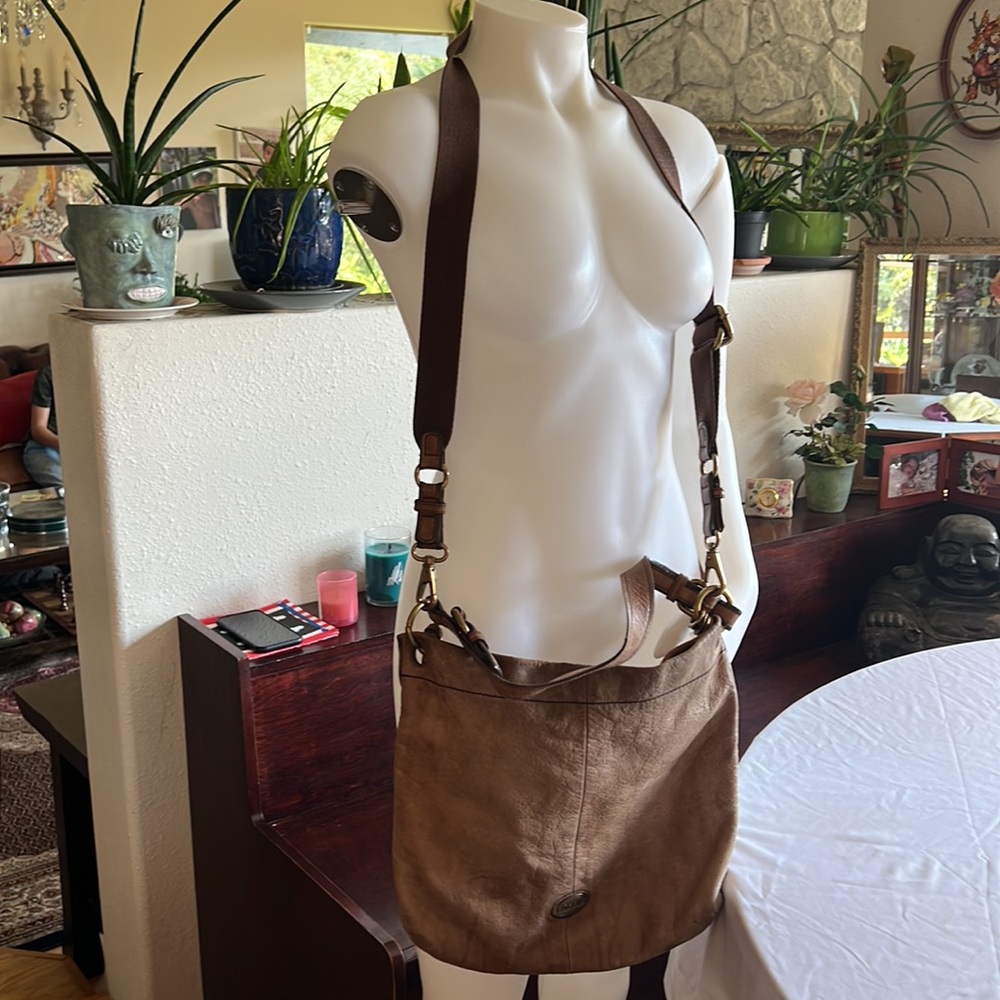 Fossil handbag; brown leather; zipper in the back;good condition;minor scratches